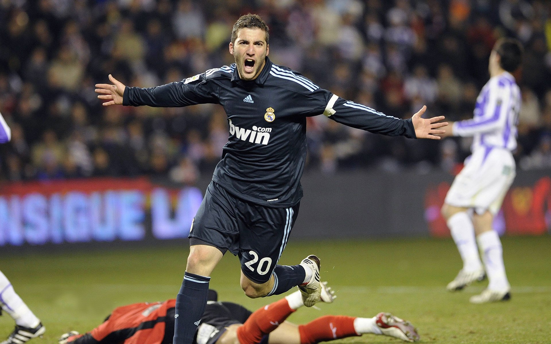 随机地级市足球基础设施建设持续推进，赛场环境全面改善，足球基地建设标准